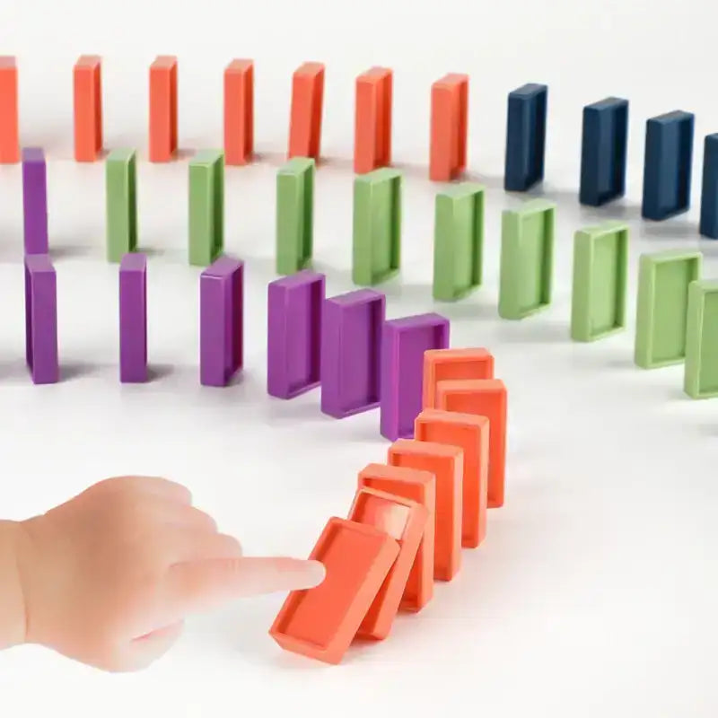 Automatic domino train toy that builds domino lines for children